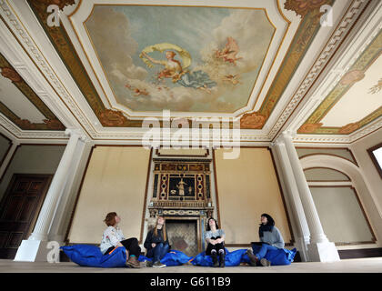 Les étudiants de l'Université métropolitaine de Swansea voient une fresque de l'artiste écossais Thomas Wallace Hay sur un plafond à Dyffryn House près de Cardiff, pays de Galles. Banque D'Images