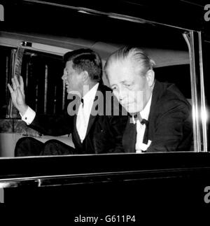 LE président AMÉRICAIN John Kennedy fait ses adieux aux Londoniens, en compagnie de M. Harold Macmillian, Premier ministre, il conduit du Palais de Buckingham à l'aéroport. Banque D'Images