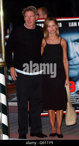 Harrison Ford et sa petite amie Calista Flockhart arrivent au Lido, à Venise, pour le 59e Festival international du film de Venise. Banque D'Images