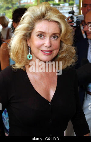 L'actrice Catherine Deneuve à l'Hôtel Wetern Excelsior, Lido, pendant le 59ème Festival International du film de Venise. Banque D'Images