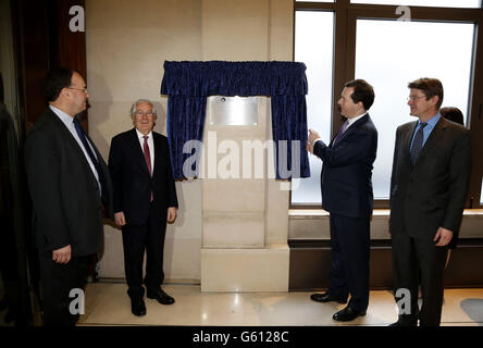 Le chancelier de l'Échiquier George Osborne (deuxième à partir de la droite) dévoile une plaque pour l'ouverture officielle de l'Autorité de régulation prudentielle (PRA), avec le gouverneur de la Banque d'Angleterre Mervyn King (deuxième à gauche), et le chef de la direction de l'EPR Andrew Bailey, lors de l'ouverture dans le centre de Londres. Banque D'Images