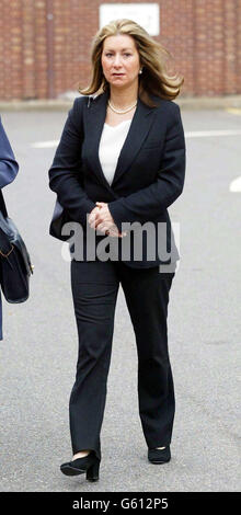 Jane Williams, de près de Saffron Walden, Essex, l'ancienne secrétaire de la femme de Lord Archer, Lady Archer, arrive à un tribunal de l'emploi à Bury St Edmunds, Suffolk où elle devait allèger que Lady Archer, 57, * ... l'a rejetée injustement de son travail à leur domicile à Grantchester, Cambridgeshire. En mars, Lady Archer a obtenu une injonction de la haute Cour ordonnant à Mme Williams de ne pas divulguer de renseignements confidentiels concernant sa famille. Lord Archer, l'ancien député Jeffrey Archer, purge actuellement une peine d'emprisonnement pour parjure. Banque D'Images