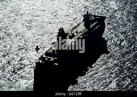 Un hélicoptère de la RAF survole le traversier P&O Norsea, qui a été frappé par un incendie dans l'une de ses salles des machines, à environ 13 kilomètres à l'est de Great Yarmouth. Le navire transportait 611 passagers de Hull à Zeebrugge lorsque l'incendie a éclaté. * l'équipe d'incendie du ferry, et les pompiers de la RAF et de la brigade des pompiers du Suffolk qui ont été transportés par avion sur le navire pendant l'urgence, ont confirmé que les flammes sont maintenant à l'arrêt. Le navire devrait débarquez en Belgique plus tard cet après-midi. Banque D'Images