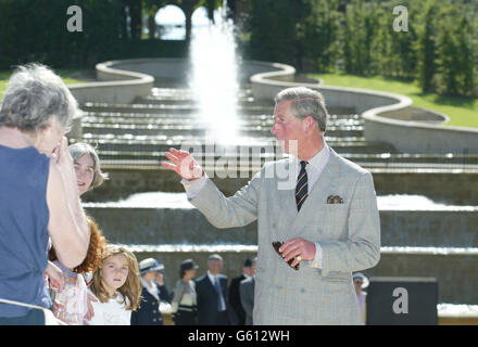 Le Prince de Galles aux jardins d'Alnwick où il a ouvert le jardin historique clos dans le domaine de la propriété de la Duchesse de Northumberland qui a planifié le projet de sept ans de 14 millions pour restaurer la propriété à sa gloire ancienne.* Une caractéristique centrale du jardin est une énorme cascade d'eau, complète avec des fontaines, qui sont censées être la plus grande de son genre dans ce pays.Il a fallu 150,000 heures de travail et 7,260 gallons d'eau pour faire tomber ses 30 déversoirs chaque minute.Depuis l'ouverture du jardin au public en octobre de l'année dernière, près de 250,000 visiteurs sont venus par ses Banque D'Images