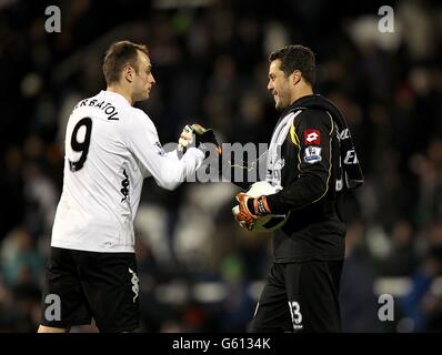 Le gardien de but des Rangers du Queens Park Soares Julio Cesar (à droite) serre les mains Avec Dimitar Berbatov de Fulham (à gauche) après le coup de sifflet final Banque D'Images