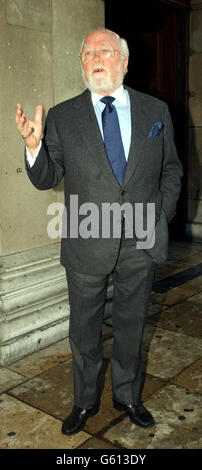 Lord Richard Attenborough arrive à St Martin-in-the-Fields, dans le centre de Londres, pour le service commémoratif de l'acteur John Unce. Environ 800 personnes se sont rassemblées pour se rappeler l'acteur le plus célèbre pour avoir joué à l'inspecteur Morse, qui est mort l'année dernière. Banque D'Images