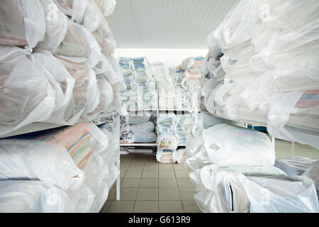 Image de racks avec des vêtements propres dans la salle de lavage Banque D'Images