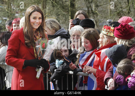 Une photo dans une série de quatre montrant la réaction de la duchesse de Cambridge, connue sous le nom de Comtesse de Strathearn quand en Écosse, tout en étant présentée une poupée par Dayna Miller qu'elle a reçu comme cadeau de Noël, lors d'une visite à Dumfries House à Ayrshire, en Écosse. Banque D'Images