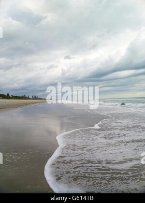 Rivage avec la tempête nuages à Melbourne Beach, Florida, USA Banque D'Images