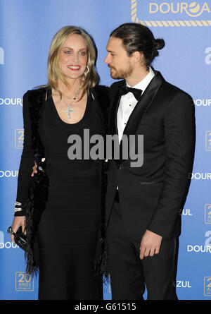 Sharon Stone arrive avec l'ami Martin Mica pour la cérémonie de baptême des 2 nouveaux navires de la flotte de DouroAzul à Porto, Portugal. Sharon Stone et Andie MacDowell seront des « marraine » des nouveaux navires. Banque D'Images