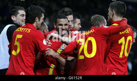 Football - qualification coupe du monde de la FIFA 2014 - Groupe A - Ecosse / pays de Galles - Hampden Park.Hal Robson-Kanu, au pays de Galles, célèbre son but avec ses coéquipiers lors de la coupe du monde de qualification 2014 à Hampden Park, Glasgow. Banque D'Images