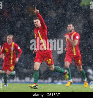 Football - qualification coupe du monde de la FIFA 2014 - Groupe A - Ecosse / pays de Galles - Hampden Park.Aaron Ramsey, pays de Galles, célèbre les scores de la zone de pénalité lors de la coupe du monde de qualification 2014 à Hampden Park, Glasgow. Banque D'Images