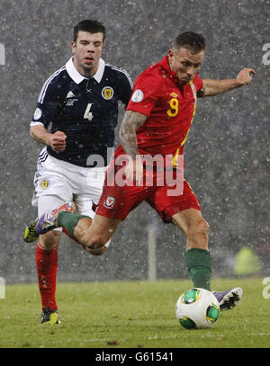 Football - qualification coupe du monde de la FIFA 2014 - Groupe A - Ecosse / pays de Galles - Hampden Park.Grant Hanley, en Écosse, et Craig Bellamy, au pays de Galles, se battent pour le bal lors de la coupe du monde de qualification 2014 à Hampden Park, à Glasgow. Banque D'Images