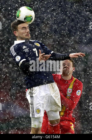 Football - qualification coupe du monde de la FIFA 2014 - Groupe A - Ecosse / pays de Galles - Hampden Park.Robert Snodgrass (à gauche), en Écosse, et Chris Gunter, au pays de Galles, sautent pour le bal lors de la coupe du monde de qualification 2014 à Hampden Park, Glasgow. Banque D'Images