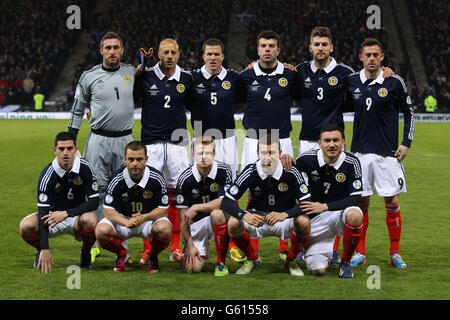 Scotland's (rangée arrière de gauche à droite) Allan McGregor, Alan Hutton, Gary Caldwell, Grant Hanley, Charlie Mulgrew et Steven Fletcher (rangée avant de gauche à droite) Graham Dorrans, Shaun Maloney, Christopher Burke, james McArthur et Robert Snodgrass se sont alignés avant le qualificateur de coupe du monde 2014 à Hampden Park, Glasgow. Banque D'Images