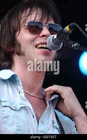 Gaz Coombes, chanteur de Supergrass, ressent la chaleur pendant que son groupe se produit au festival de musique V2002, Chelmsford, Essex. Banque D'Images