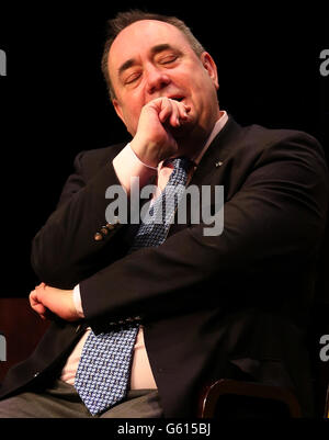 Le premier ministre de Scotlands, Alex Salmond, écoute la première ministre adjointe, Nicola Sturgeon, lors de la conférence du SNP Spring qui se tient à l'Eden court à Inverness. APPUYEZ SUR ASSOCIATION photo. Date de la photo: Dimanche 24 mars 2013. Voir PA Story POLITICS SNP. Le crédit photo devrait se lire comme suit : Andrew Milligan/PA Wire Banque D'Images