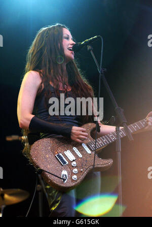 Le chanteur canadien de rock Alanis Morissette se présentant sur la scène V, le premier jour du festival de musique V2002 à Hylands Park, Chelmsford. Banque D'Images