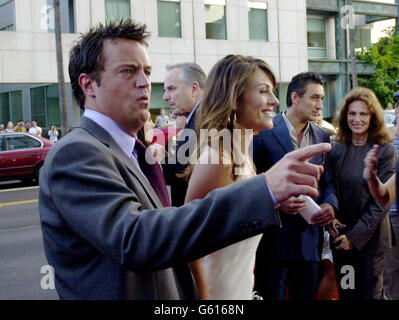 Elizabeth Hurley et Matthew Perry se sont réunis pour la première de servir Sara au théâtre Samuel Goldwyn à Beverly Hills, Californie, États-Unis. Banque D'Images