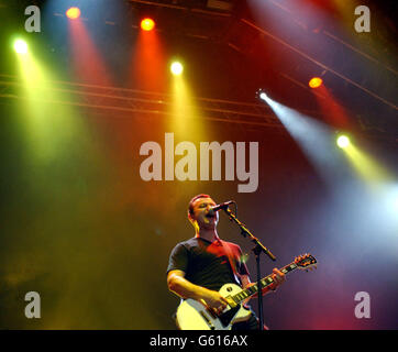 James Dean Bradfield, chanteur principal des Manic Street Preachers, se présentant sur la scène de la NME, le premier jour du festival de musique V2002 à Hylands Park, Chelmsford. Banque D'Images