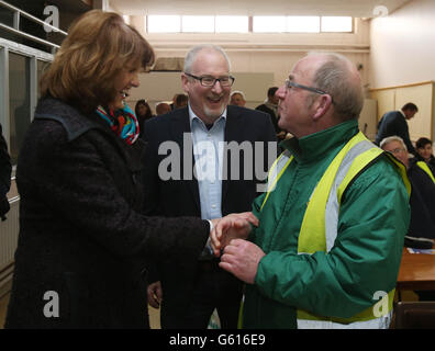 La ministre de la protection sociale Joan Burton se joint à la candidate travailliste Eoin Holmes parler avec Joe Eager, sur la piste de campagne de l'élection partielle Meath East dans le centre communautaire d'Ashbourne. Banque D'Images