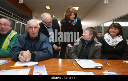 La ministre de la protection sociale Joan Burton se joint à la candidate travailliste Eoin Holmes sur la piste de campagne de l'élection partielle Meath East dans le centre communautaire d'Ashbourne. Banque D'Images