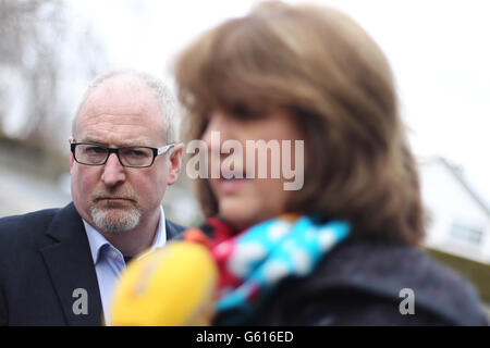 La ministre de la protection sociale Joan Burton se joint à la candidate travailliste Eoin Holmes sur la piste de campagne de l'élection partielle Meath East dans le centre communautaire d'Ashbourne. Banque D'Images