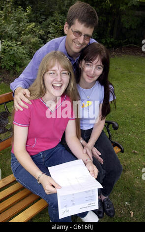 Frances Astley-Jones, âgée de 15 ans, de Milton Keynes, célèbre avec ses parents Howard et Jeannette après avoir gagné UNE étoile dans ses 15 GCSE, considérés comme le meilleur score du pays. * Frances a également obtenu une note de NIVEAU en mathématiques pures et est un an avant à l'école Denbigh. Banque D'Images