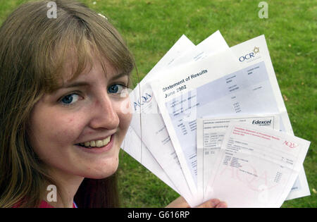 Frances Astley-Jones, âgée de 15 ans, de Milton Keynes, célèbre, après avoir gagné UNE étoile dans ses 15 GCSE, considérés comme le meilleur score du pays. Frances a également obtenu une note A au NIVEAU DE Pure Math et est un an d'avance à l'école Denbigh. Banque D'Images