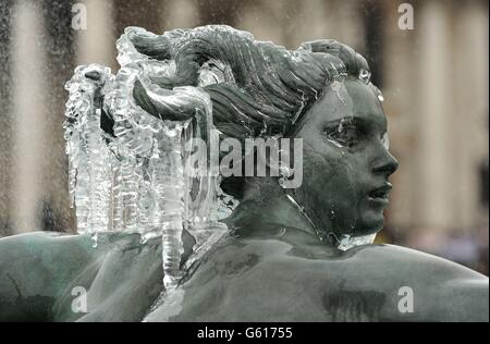 Des glaçons pendent d'une statue de Trafalgar Square le temps froid continue Banque D'Images