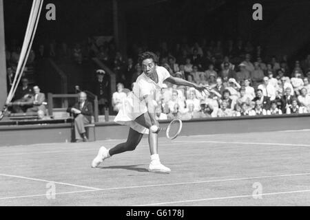 Tennis - Wightman Cup - Christine Truman v Althea Gibson - Wimbledon Banque D'Images