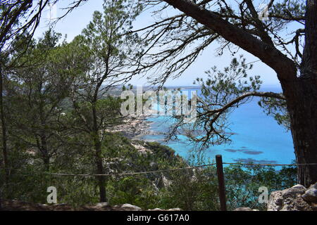 Vue panoramique à partir de Camí de sa Pujada, également connu sous le nom de l'ancien chemin, Camí Romà Formentera avec la protection de la corde à partir de la bordure de la falaise Banque D'Images