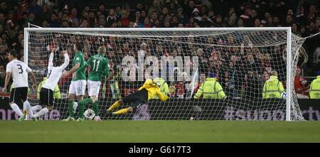 Football - qualification de la coupe du monde 2014 - Groupe C - République d'Irlande / Autriche - Stade Aviva.David Alaba, en Autriche, a obtenu son score lors de la qualification à la coupe du monde de la FIFA, au cours du match du groupe C au stade Aviva, à Dublin, en Irlande. Banque D'Images