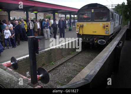 Les observateurs de train à Walton sur la Naze, dans l'Essex, regardent leur train après qu'il a heurté avec des tampons à la gare d'Essex, blessant 14 personnes. Les passionnés de train étaient en voyage charter au départ de Crewe. Banque D'Images