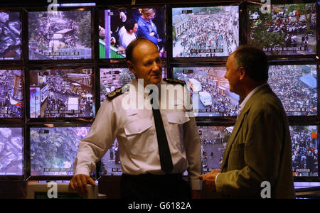 Le commissaire de police métropolitaine Sir John Stevens (à gauche) guide le maire de Londres Ken Livingstone autour d'une banque d'écrans de télévision surveillant le Carnaval de Notting Hill au Centre de commandement, New Scotland Yard , Westminster, Londres.* la police a arrêté 56 personnes au carnaval, une augmentation du nombre d'arrestations, a déclaré Scotland Yard.Toutefois, le nombre de personnes participant au carnaval le premier jour a doublé depuis l'an dernier et le nombre d'arrestations cette année n'a pas augmenté de façon disproportionnée, a déclaré un porte-parole de la police. Banque D'Images
