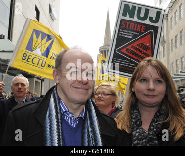 Gerry Morrissey, secrétaire général de Bectu et Michelle Stanistreet, secrétaire générale du NUJ, devant les bureaux de la BBC dans le centre de Londres, tandis que les journalistes et le personnel technique de la BBC ont entamé une grève de 12 heures, en rangée sur les emplois, la charge de travail et les allégations d'intimidation, menaçant de perturber les émissions de télévision et de radio. APPUYEZ SUR ASSOCIATION photo. Date de la photo: Jeudi 28 mars 2013. Les membres de l'Union nationale des journalistes (NUJ) et du syndicat des techniciens Bectu ont quitté les bureaux et les studios à travers le Royaume-Uni à midi et suivront l'action avec un travail pour gouverner. Voir PA Story INDUSTRY BBC. Photo Banque D'Images