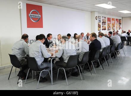 Cameron visites usine Nissan Banque D'Images