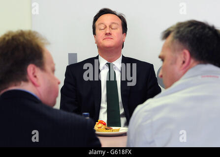 Cameron visites usine Nissan Banque D'Images