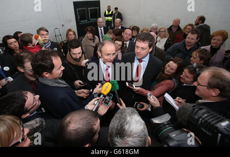 Micheal Martin, le leader de Fianna Fail, et le candidat Thomas Byrne arrivent à l'élection partielle Meath East au club GAA de Donaghmore. Banque D'Images