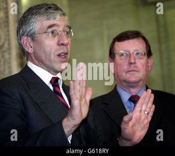 Le ministre britannique des Affaires étrangères Jack Straw (à gauche) avec le premier ministre de l'Irlande du Nord David Trimble s'adressant aux journalistes de Stormont à Belfast. *au cours de la visite, M. Straw a déclaré que le gouvernement avait présenté les arguments politiques en faveur de l'euro avant l'évaluation par la chancelière des tests économiques pour l'entrée, qui devait être achevée au plus tard en juin prochain. Banque D'Images