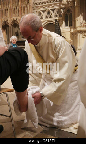 L'archevêque de Canterbury, le révérend Justin Welby, exécute la cérémonie de lavage des pieds pendant le service eucharistique du jeudi Saint de Maundy à la cathédrale de Canterbury, dans le Kent. Banque D'Images