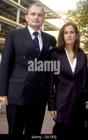 Le major Charles Ingram et sa femme Diana arrivent au tribunal de la Couronne de Southwark à Londres pour une comparution de plaidoyer et de directives sur des accusations de fraude. Le couple, ainsi qu'un autre homme, Tecwan Whittock, sont accusés d'avoir malhonnêtement demandé à Christopher Tarrant de signer un chèque par tromperie le 10 2001 septembre sur l'émission télévisée qui veut être UN millionnaire ? Banque D'Images