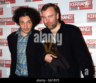 Jeremy Dyson (R) et Steve Pemberton de la Ligue des gentlemen arrivant à l'hôtel Hilton Park Lane à Londres pour le Kerrang! Récompenses. Banque D'Images