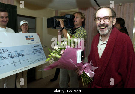 Ian White, 58 ans, de Grays dans l'Essex, trouve des invités inattendus chez lui, après avoir répondu à un coup sur sa porte d'entrée pour découvrir qu'il a gagné 1 million sur le site de loterie Internet 'thedailydraw.com'.* M. White, qui est handicapé avec l'ostéoporose, est devenu la première personne en Europe à gagner le jackpot sur le site de loterie Internet, qui compte jusqu'à 60,000 joueurs chaque jour.Le millionnaire le plus récent de Grande-Bretagne, a déclaré qu'il avait prévu de dépenser ses gains en traitement pour son handicap. Banque D'Images