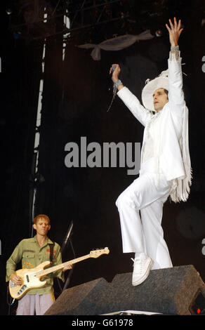 Perry Farrell, chanteuse de toxicomanie de Jane, se produit sur la scène principale du festival de musique de la fin de semaine de Carling à Reading. Banque D'Images