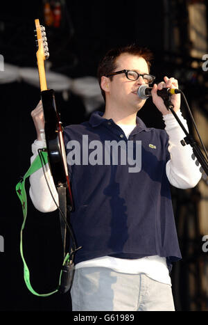 Weezer - Festival de lecture.Le chanteur de Weezer Rivers Cuomo se présente sur la scène principale au festival de musique du week-end de Carling à Reading. Banque D'Images