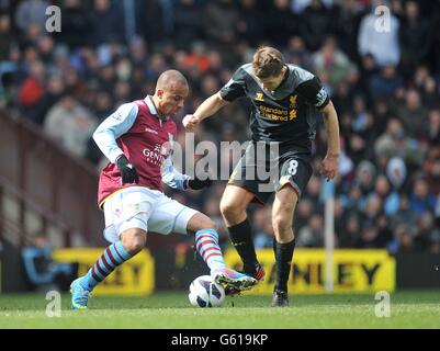 Football - Barclays Premier League - Aston Villa / Liverpool - Villa Park.Gabriel Agbonlahor de Aston Villa (à gauche) et Steven Gerrard de Liverpool (à droite) se battent pour le ballon Banque D'Images