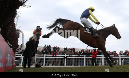 Courses hippiques - Festival de Pâques 2013 - Powers Gold Cup Day - Hippodrome de Fairyhouse.Realt Mor, monté par Davey Condon, remporte la coupe d'or Powers lors du festival de Pâques à l'hippodrome de Fairyhouse, à Ratoath, en Irlande. Banque D'Images