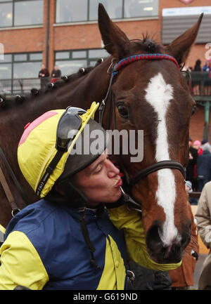 Courses hippiques - Festival de Pâques 2013 - Powers Gold Cup Day - Hippodrome de Fairyhouse.Davey Condon embrasse Realt Mor après avoir remporté la coupe d'or Powers lors du Festival de Pâques à l'hippodrome de Fairyhouse, à Ratoath, en Irlande. Banque D'Images