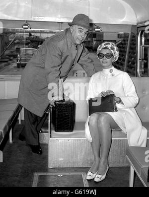 La star de cinéma Sophia Loren et son mari Carlo Ponti quittent l'aéroport de Londres pour le Festival de Cannes, dont elle sera présidente. Banque D'Images